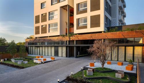 圣玛丽亚Morcelli Mobiliados - Uniqo Smart Living的公寓大楼前方设有庭院