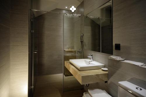 Dahan春沐七星潭海岸旅店的浴室配有盥洗盆和带镜子的淋浴