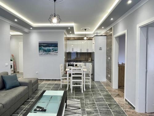 维利波吉Fishta Quality Apartments Q5 36的客厅配有沙发和桌子