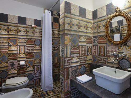 拉吉乌斯蒂尼阿纳艾卡萨利德尔皮诺酒店的一间带卫生间、水槽和镜子的浴室