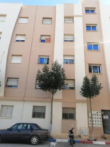 纳祖尔Apartamento nador 3ared dial的前面有停车位的建筑