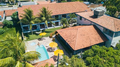 塔曼达雷Pousada Solar da Praia的享有带游泳池的房屋的空中景致