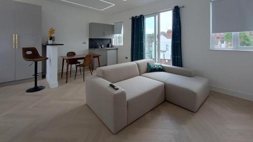哈罗Luxurious London Studios的白色的客厅配有沙发和桌子