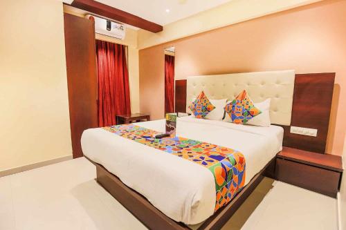 新德里Hotel Golden At Delhi Airport的一间卧室,卧室内配有一张大床