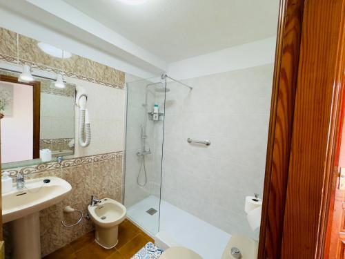 法纳贝海滩Garden City Private Apartment Costa Adeje的带淋浴、卫生间和盥洗盆的浴室