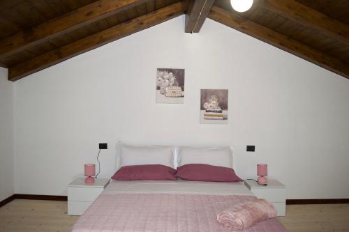 波利卡IL CORTILE DELLE ZAGARE的卧室配有带红色枕头的大型白色床