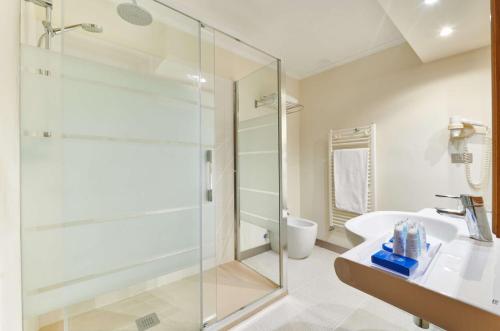 桑托尼亚胡安科萨酒店的一间带玻璃淋浴和水槽的浴室