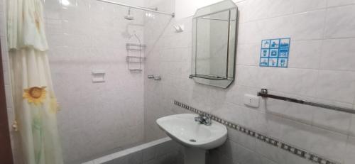 卡哈马卡El Cumbe Inn的白色的浴室设有水槽和镜子