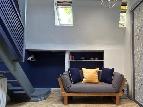 布莱顿霍夫Central Brighton Stylish Studio Apartment的客厅配有带蓝色枕头的沙发