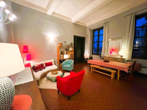 Palais des Papes - Spacious Historic Apartment in Private Mansion ! Free PARKING Nearby ! Spacieux Appartement Historique dans Hôtel Particulier ! PARKING à proximité Offert !的休息区