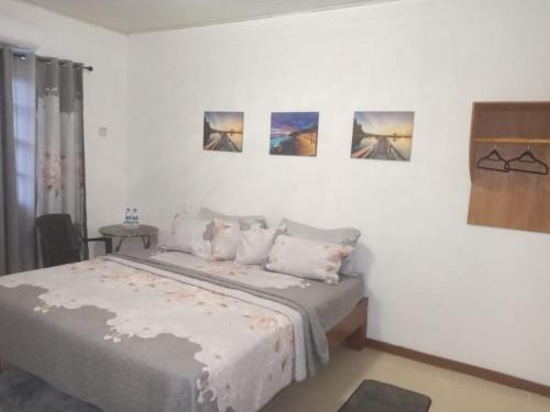 LindenWisroc Oasis的卧室配有一张四幅画的墙壁床。
