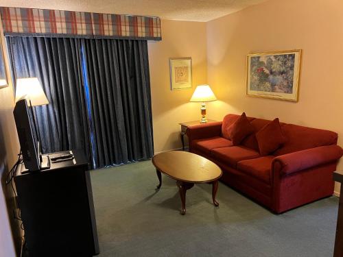 卡森市哈德曼宾馆的客厅配有红色的沙发和桌子