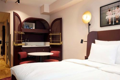 慕尼黑Scandic München Macherei的酒店客房带一张床和一个厨房