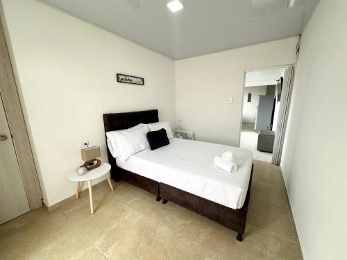 Apartamento Ideal Para Parejas Cerca Al Aeropuerto客房内的一张或多张床位