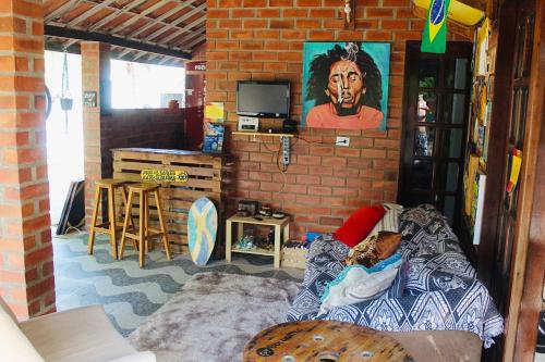 卡诺格布拉达Canoa Roots Hostel & Camping的一间设有床铺和砖墙的房间