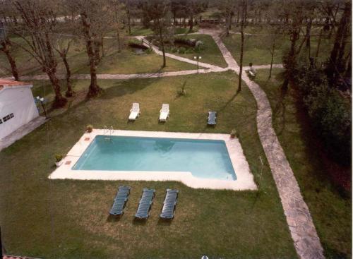 圣地亚哥－德孔波斯特拉圣维森特酒店的公园内游泳池的空中景观