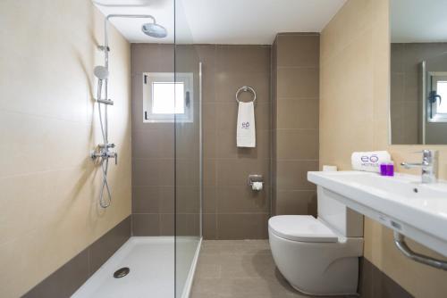 波多黎各Eo科罗纳瑟达尔公寓的带淋浴、卫生间和盥洗盆的浴室