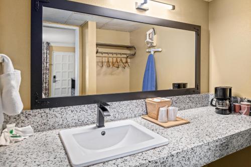 科斯塔梅萨科斯塔梅萨哇卡班德客栈 的一个带水槽和大镜子的浴室台面