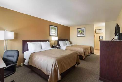 Union GapGreat Valley Inn的酒店客房,配有两张床和椅子