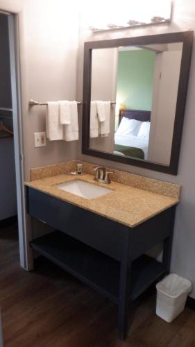 Union GapGreat Valley Inn的一间带水槽和镜子的浴室