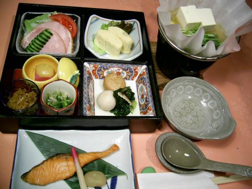 奈良花小路酒店的桌上放不同食物的托盘