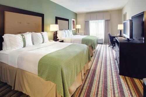 布莱斯维尔布莱斯维尔假日酒店的酒店客房设有两张床和一台平面电视。