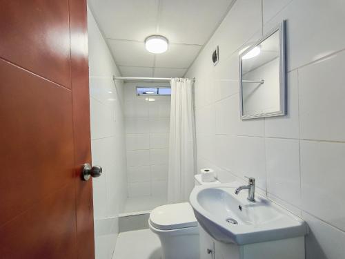 齐克拉约SANTA VICTORIA HOUSE的一间带水槽、卫生间和镜子的浴室