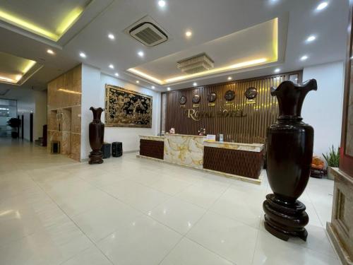 岑山Royal Hotel Sầm Sơn的大厅,房间中间有一个花瓶