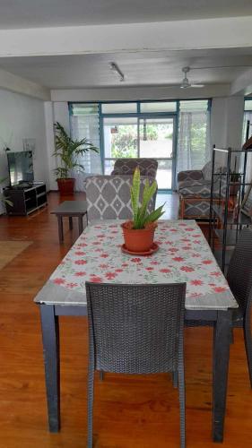 阿皮亚USO Homestay Samoa的客厅配有桌椅