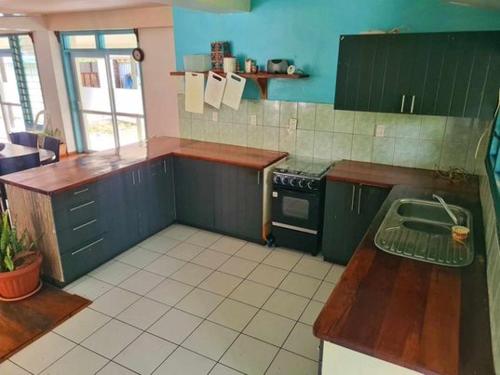 阿皮亚USO Homestay Samoa的厨房配有柜台和炉灶。