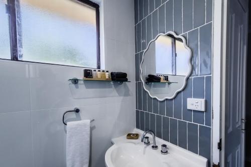 塔姆沃思Roydons Motor Inn的一间带水槽和镜子的浴室