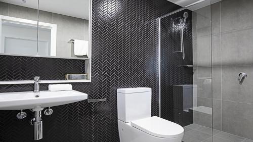 CampbellCanberra Chic I30的浴室配有卫生间、盥洗盆和淋浴。