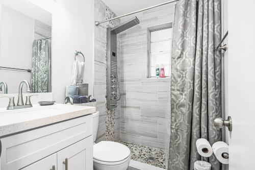 劳德代尔堡Rachaels Upscale Two Bedrooms Luxury Home的带淋浴和卫生间的白色浴室