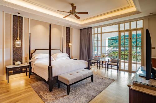 立咯海滩The Danna Langkawi - A Member of Small Luxury Hotels of the World的一间卧室设有一张床和一个大窗户