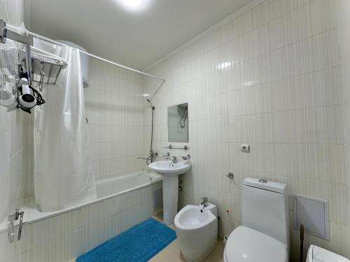 KoshkolʼRaduga West 'Emerald' Cottage的白色的浴室设有卫生间和水槽。