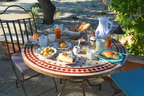 弗尔东河畔莱萨莱乐尔米塔格花园住宿加早餐旅馆的一张桌子上放着一盘食物