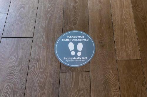 诺里奇快捷假日诺威奇酒店的地板上的贴纸,贴上一副脚印