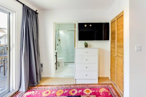 旧金山Two Bedroom, Two Newly Renovated Bathrooms, Deck的一间带白色梳妆台的卧室和一间浴室