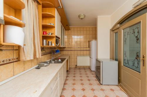 波德戈里察Hotel Fobra的厨房配有水槽和冰箱