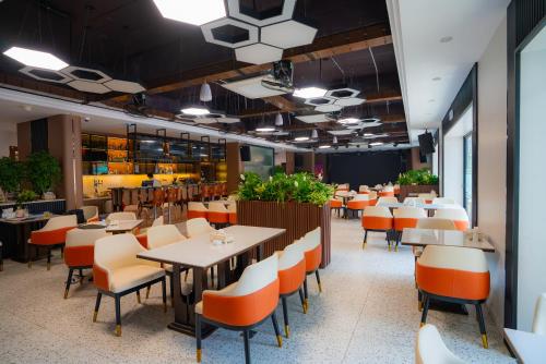 河内首都花园酒店的自助餐厅内带桌椅的餐厅