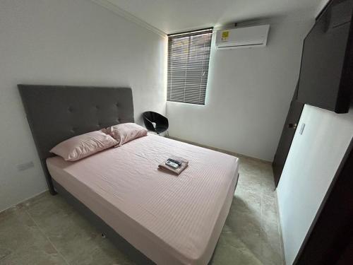 库库塔Bello apartamento de 3 habitaciones的一间小卧室,配有床和窗户