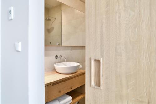 Zgornja Kungota维拉驰科旅馆的木制柜台上带白色碗水槽的浴室