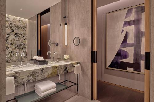 长沙长沙柏悦酒店的一间带两个盥洗盆和大镜子的浴室