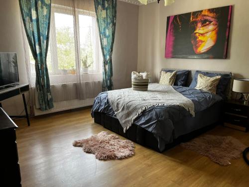 锡吉什瓦拉House of Maria的卧室配有一张床,墙上挂有绘画作品