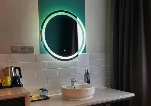 雪邦ibis Styles Sepang KLIA的浴室设有水槽和墙上的镜子