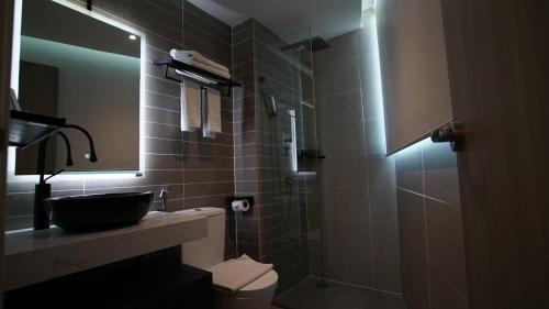 古晋Best Stay at Kozi Square的一间带水槽、卫生间和镜子的浴室