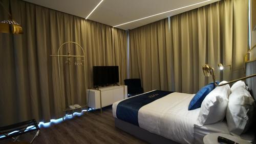 古晋Best Stay at Kozi Square的酒店客房,配有床和电视