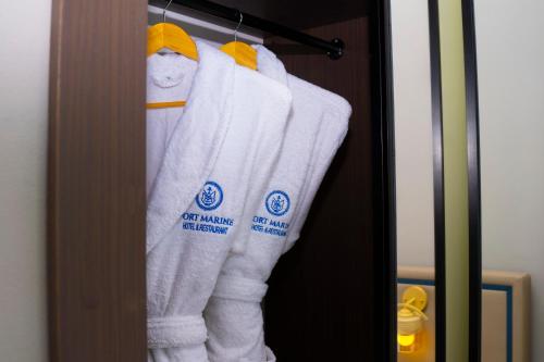 巴库Port Marine Hotel的一大堆毛巾挂在门上