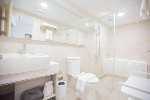 金湖镇金金禮寓Solis hotel的白色的浴室设有卫生间和水槽。