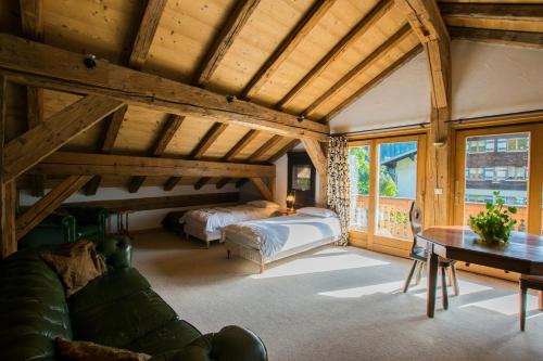 拉夏贝尔德邦达La Ferme du Château的一间卧室配有一张床、一张沙发和一张桌子